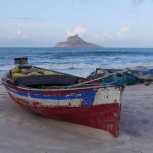 Tunisie-bateau-plage-mediterranee.JPG